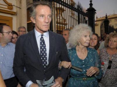 La Duquesa de Alba por primera vez en Sevilla con Alfonso Diez tras dar la noticia de su boda