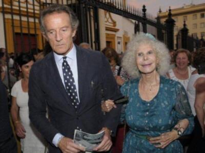 La Duquesa de Alba por primera vez en Sevilla con Alfonso Diez tras dar la noticia de su boda