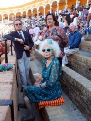 La Duquesa de Alba por primera vez en Sevilla con Alfonso Diez tras dar la noticia de su boda