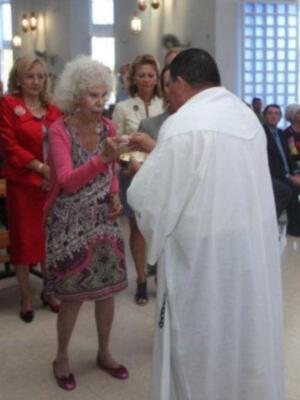 La Duquesa de Alba adelanta su llegada a Sevilla para recoger la medalla de bronce a nuevo futuro