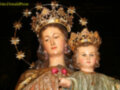Estatuas de la Virgen María y el Niño Jesús, adornadas con coronas doradas y estrellas.