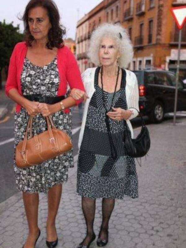 Duquesa de Alba y Carmen Tello en la misa del funeral de la madre de Julio Aparicio