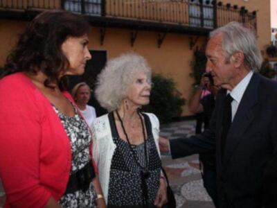 Duquesa de Alba y Carmen Tello en la misa del funeral de la madre de Julio Aparicio