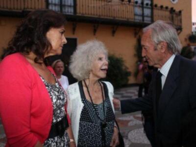 Duquesa de Alba y Carmen Tello en la misa del funeral de la madre de Julio Aparicio