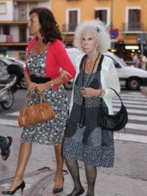Duquesa de Alba y Carmen Tello en la misa del funeral de la madre de Julio Aparicio