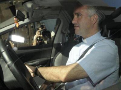 El sacerdote que casará a la duquesa de alba tiene 38 años pertenece a una familia sevillana muy conocida y fue pregonero de la semana santa de Sevilla