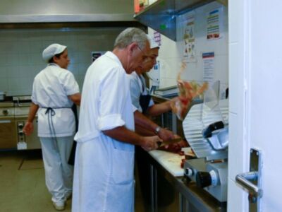 El Comedor Social San Juan de Dios de Sevilla ,un año apostando por los más desfavorecidos