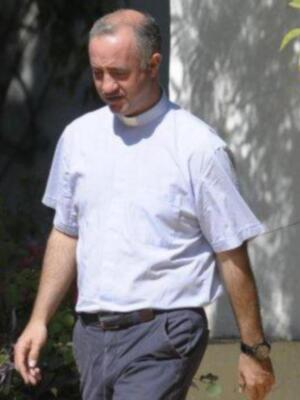 El sacerdote que casará a la duquesa de alba tiene 38 años pertenece a una familia sevillana muy conocida y fue pregonero de la semana santa de Sevilla