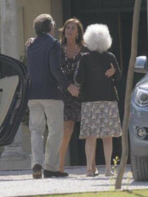 El emotivo reencuentro de los duques de Alba y su madrina Carmen Tello tras la boda