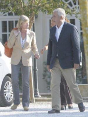 El emotivo reencuentro de los duques de Alba y su madrina Carmen Tello tras la boda