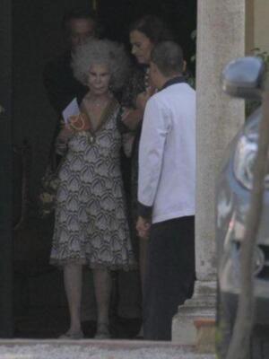 El emotivo reencuentro de los duques de Alba y su madrina Carmen Tello tras la boda
