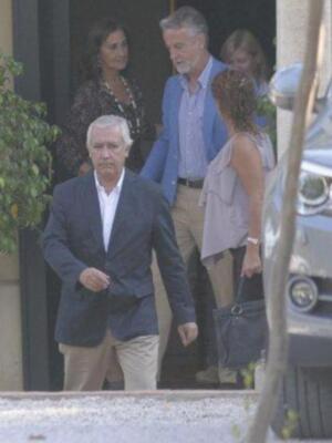 El emotivo reencuentro de los duques de Alba y su madrina Carmen Tello tras la boda