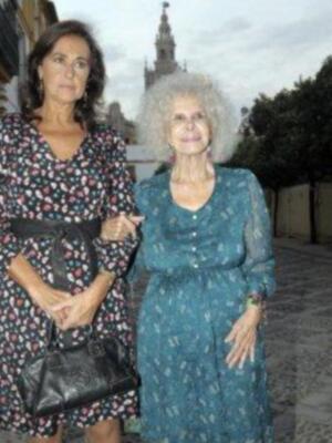 La duquesa de Alba asiste a su primera acto público tras su boda acompañada de Carmen Tello