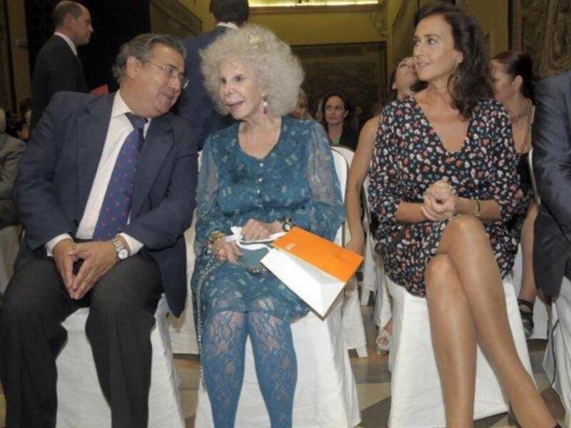 La duquesa de Alba asiste a su primera acto público tras su boda acompañada de Carmen Tello