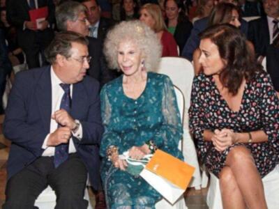 La duquesa de Alba asiste a su primera acto público tras su boda acompañada de Carmen Tello