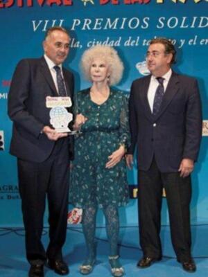 La duquesa de Alba asiste a su primera acto público tras su boda acompañada de Carmen Tello