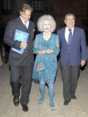 La duquesa de Alba asiste a su primera acto público tras su boda acompañada de Carmen Tello