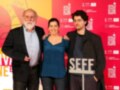 Tres personas posan en un fondo rojo con el logotipo del Festival de Cine de Sevilla.