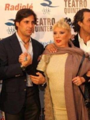 Francisco Rivera, con su novia Lourdes, feliz por la paternidad y la boda de su hermano pequeño