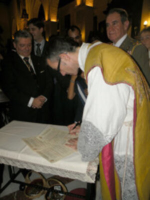  Galeria de la Solemne Función Eucarística, donde se procedió a la imposición del Fajín del Rey Juan Carlos I, a la Soledad de Alcalá del Río.