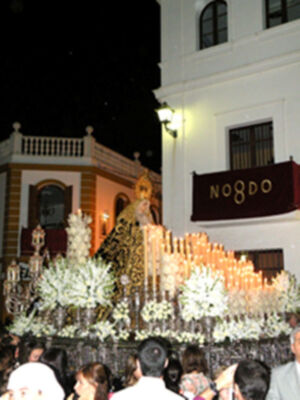 Procesión de gloria de la Virgen de la Soledad de Alcalá del Río con motivo de la imposición del Fajín de S. M. EL Rey Juan Carlos I