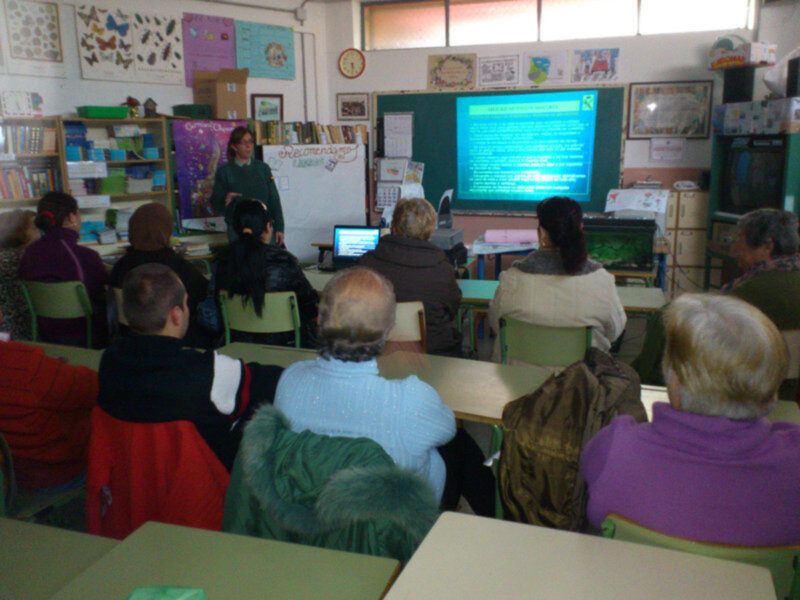 Interesante charla del Plan Mayor de Seguridad en el Centro Educación de Adultos.-(Chipiona)