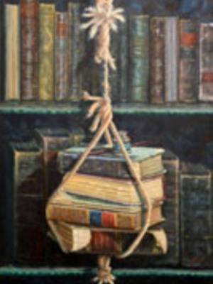 Una caja de madera con libros apilados está colgada de un nudo en una cuerda, sobre una estantería llena de libros.