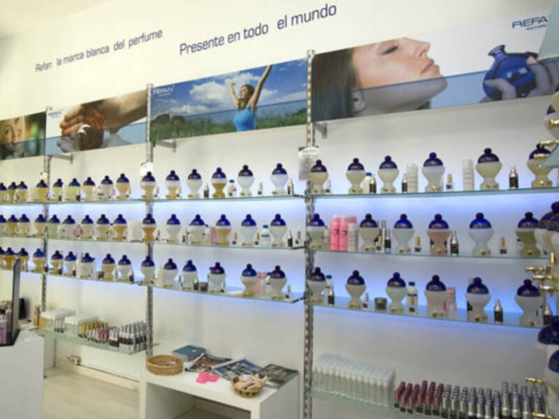 Salón de belleza con estanterías llenas de productos cosméticos y perfumes.