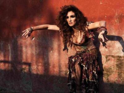 Paz Vega desata la polémica con su foto desnuda junto a una Virgen de Sevilla 