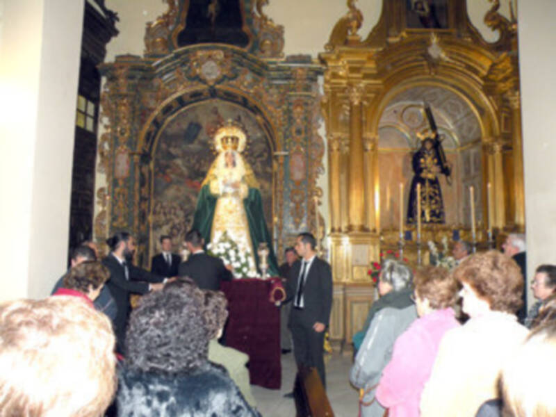 Solemne procesión claustral con la imagen de Ntra. Sra. de la Esperanza, por las naves de la parroquia de Sta. María de la Asunción de Alcalá del Río (Sevilla)