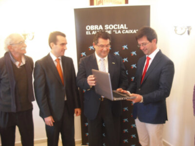 El alcalde entrega un ordenador y alimentos donados por La Caixa a la fundación Faros (Chipiona)