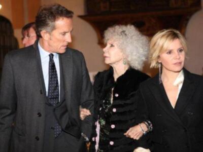 La duquesa de Alba presenta por fin sus memorias con su marido y tres de sus hijos