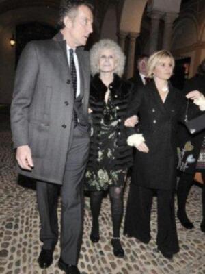 La duquesa de Alba presenta por fin sus memorias con su marido y tres de sus hijos