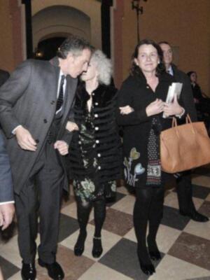 La duquesa de Alba presenta por fin sus memorias con su marido y tres de sus hijos