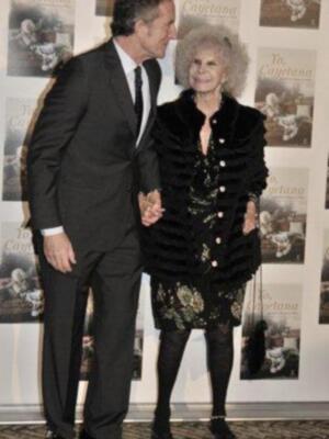 La duquesa de Alba presenta por fin sus memorias con su marido y tres de sus hijos