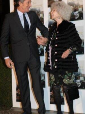 La duquesa de Alba presenta por fin sus memorias con su marido y tres de sus hijos