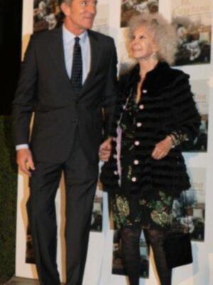 La duquesa de Alba presenta por fin sus memorias con su marido y tres de sus hijos