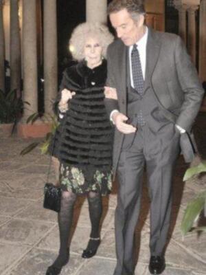 La duquesa de Alba presenta por fin sus memorias con su marido y tres de sus hijos