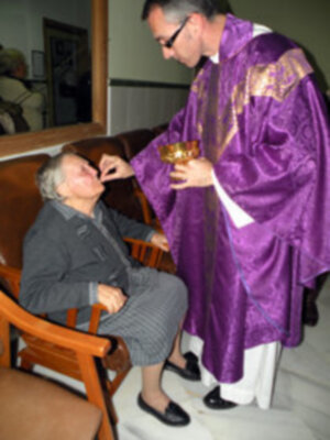 Santa Misa de Navidad, en la Residencia de Mayores, asistida, Virgen de las Angustias de Alcalá del Río.