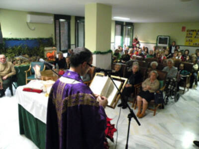 Santa Misa de Navidad, en la Residencia de Mayores, asistida, Virgen de las Angustias de Alcalá del Río.
