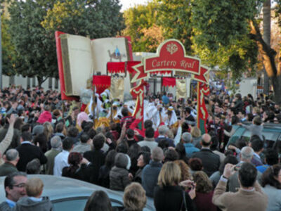 Los Reyes Magos repartieron  ilusión por el barrio de Triana.