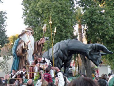 Los Reyes Magos repartieron  ilusión por el barrio de Triana.