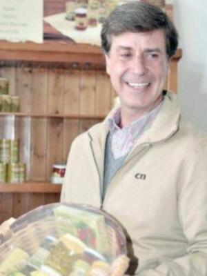 Cayetano Martínez de Irujo visita agricultores de Marinaleda