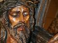 Escultura de Jesucristo con corona de espinas y vestimenta tradicional, probablemente en una procesión religiosa.