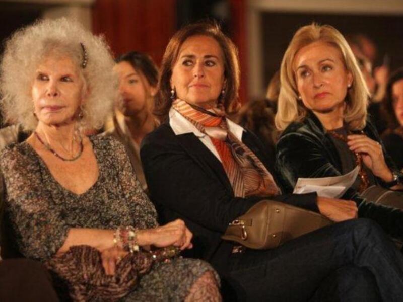 La duquesa de Alba, incansable, presidió desfile de trajes de flamenca a beneficio de nuevo futuro en Sevilla