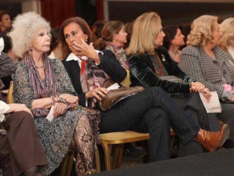 La duquesa de Alba, incansable, presidió desfile de trajes de flamenca a beneficio de nuevo futuro en Sevilla
