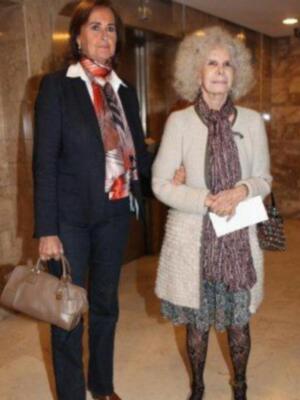 La duquesa de Alba, incansable, presidió desfile de trajes de flamenca a beneficio de nuevo futuro en Sevilla