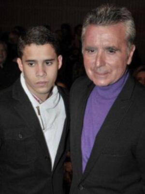 Gloria Camila cumple 16 años sobre la pasarela ante la orgullosa mirada de su padre y su hermano que regreso de Irlanda