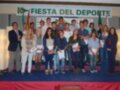 Celebración de la Fiesta del Deporte con jóvenes y adultos en un escenario.