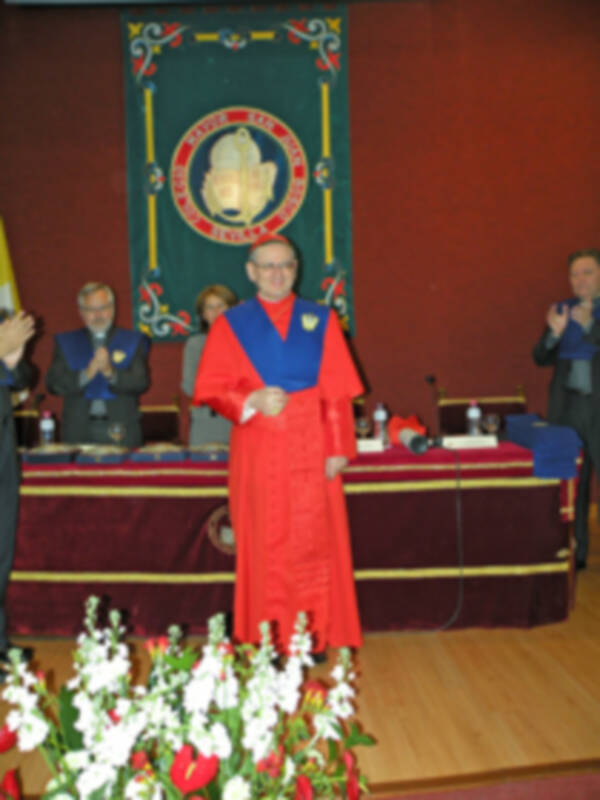 Ilustres Becario de Honor y de la visita extraordinaria a Sevilla de S.E.R. Cardenal Ángelo Amato (SDB), en el Colegio Mayor San Juan Bosco.
